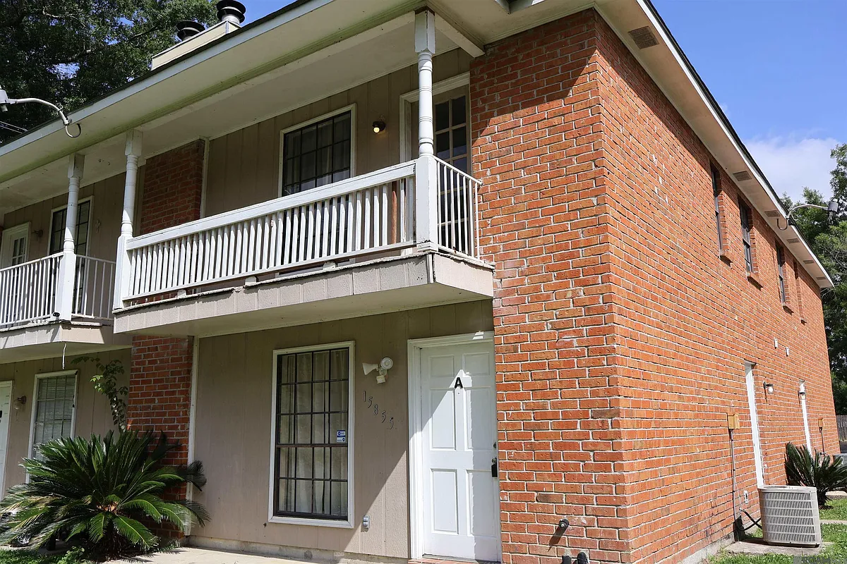 Building Photo - 15855 S Sunderland Ave
