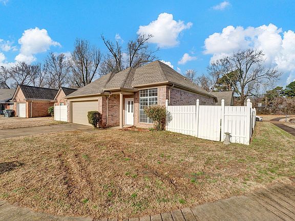 3rd image of 1933 Garden Leaf Dr