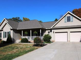 207 E Apache Dr, Patoka, IN 47666