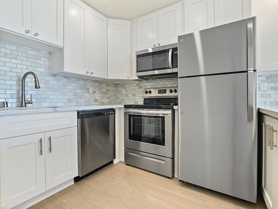 Gorgeous kitchen with stainless steel appliances!
