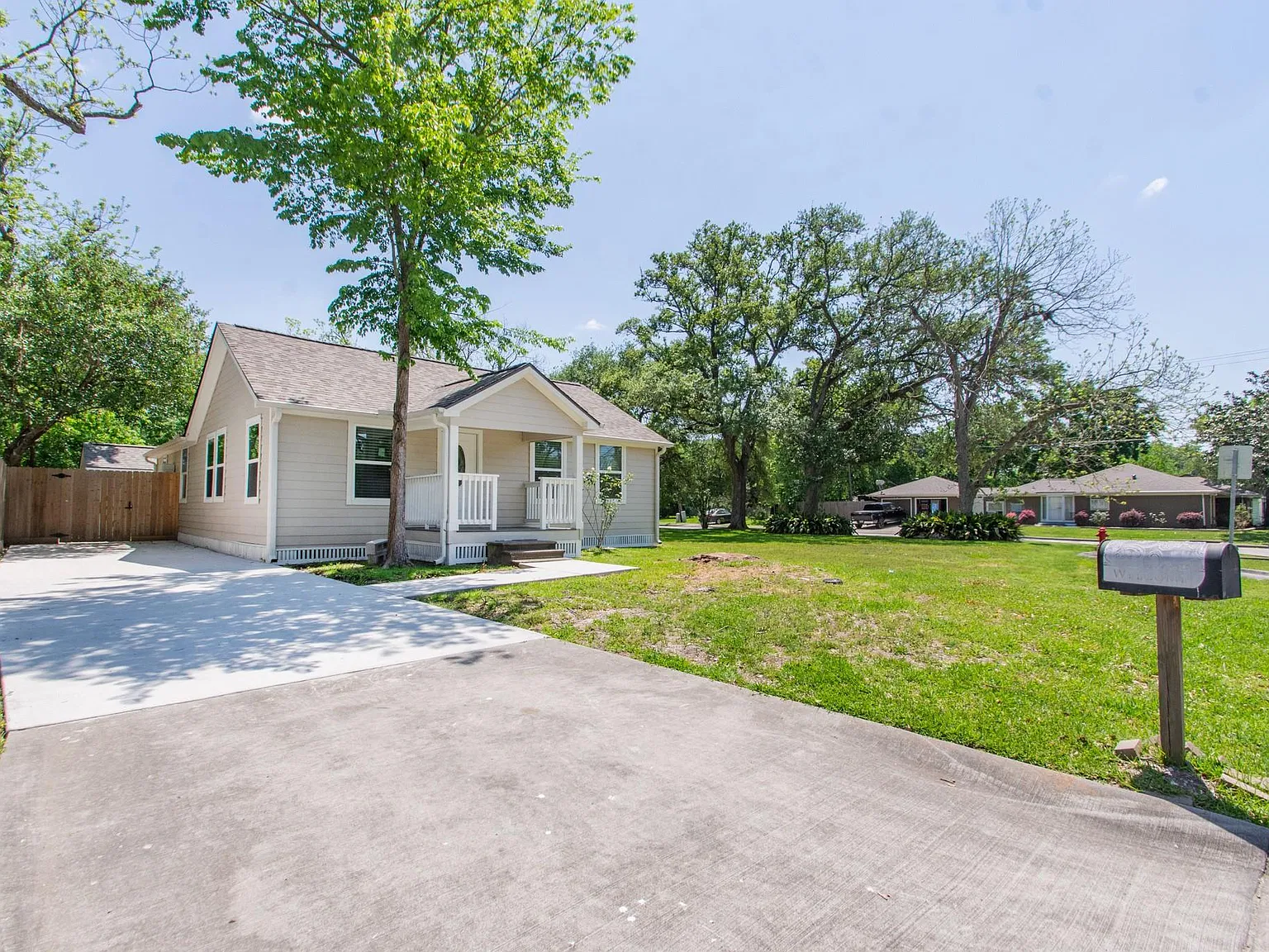 2 bed, 1.0 bath, 1224 sqft, $1,800 — Photo 1