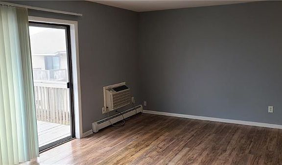 5th image of 284 Concord Ln