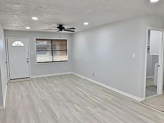 3rd image of 128 NE Babbit Ave