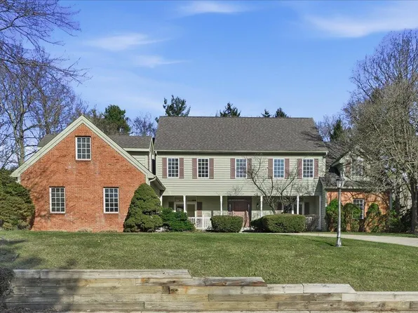 4202 Brentwood Dr, Valparaiso, IN 46383