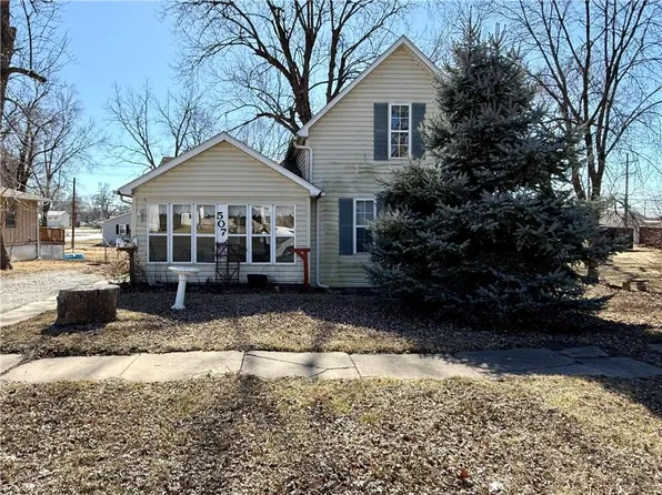 507 W 3rd St, Cameron, MO 64429