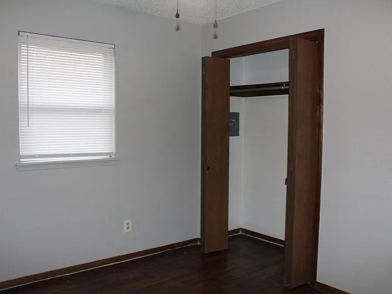 4033 Locust Dr — Photo 7