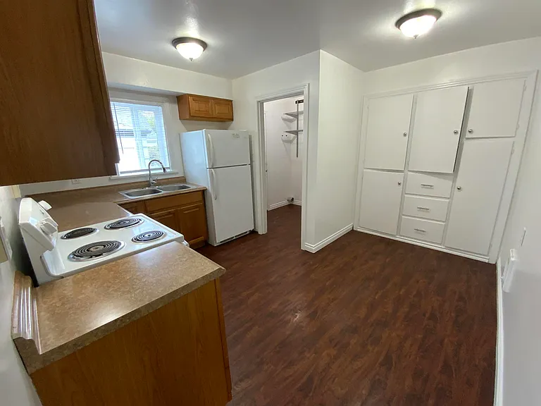 822 Broadway St — Photo 10