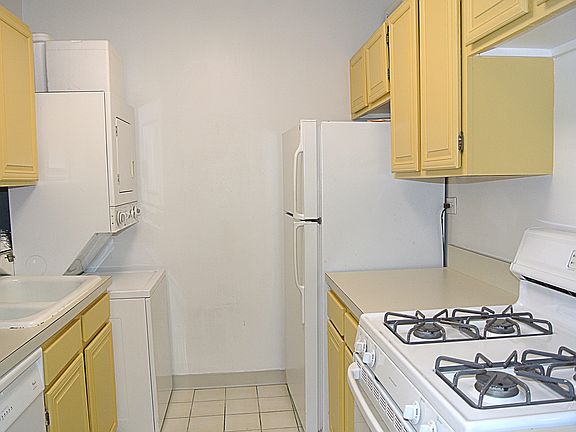 5th image of 26910 Grand Central Pkwy APT 15Y
