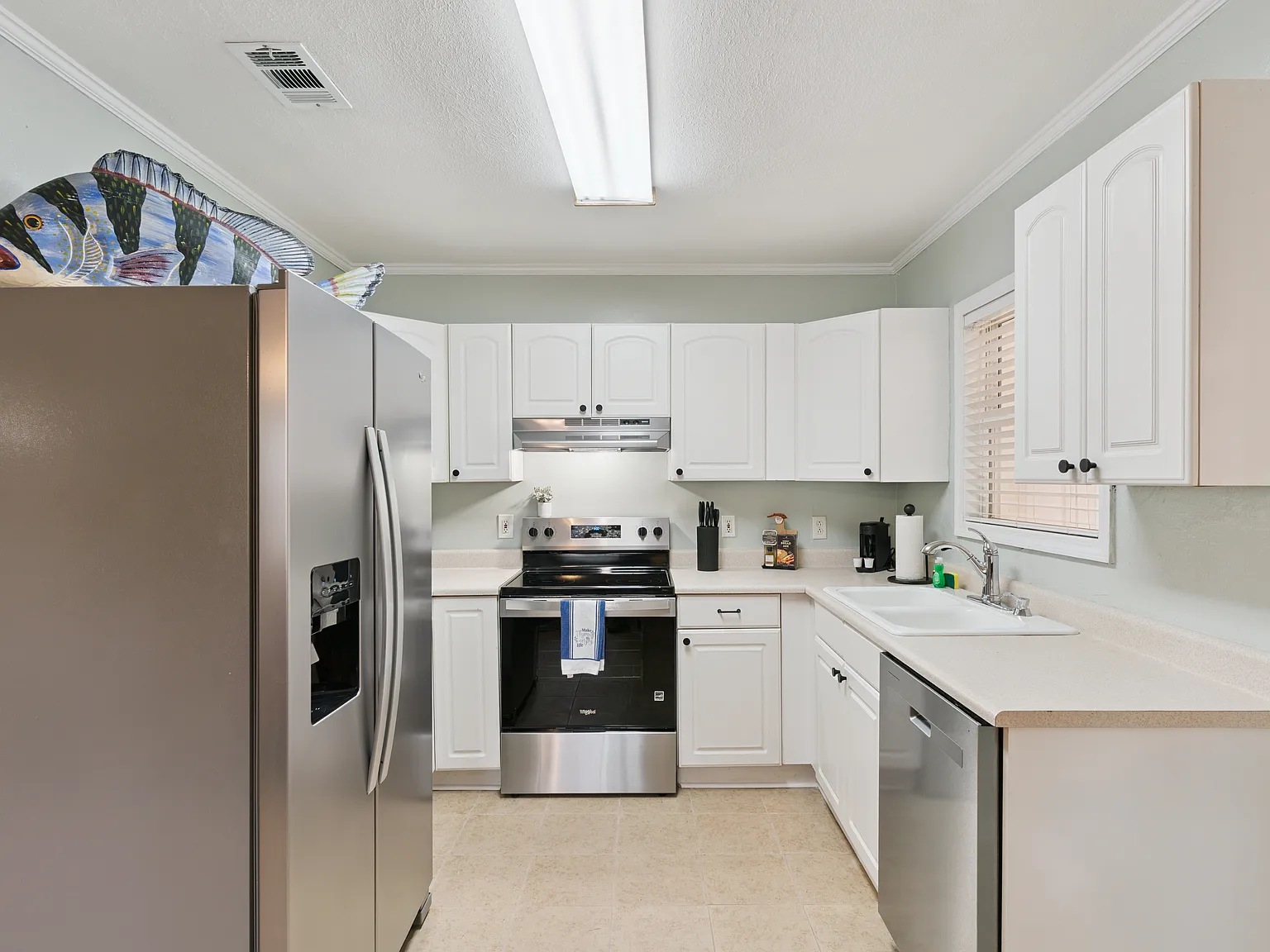 3 Bed 1 Bath Fully Furnished Home All Utilities - Available Now! — Photo 2