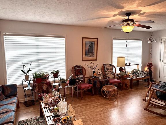 4th image of 109 Howard Cir