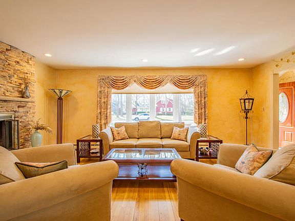 4th image of 19 Pinetree Ln