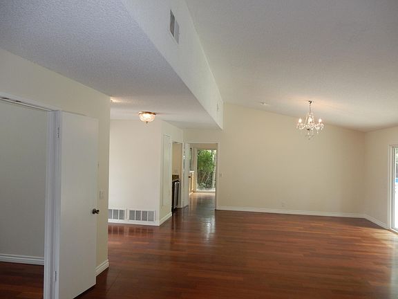 5th image of 22440 Cairnloch St