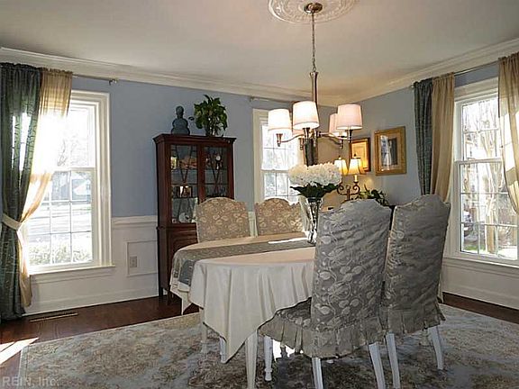 4th image of 905 Saint Andrews Pl
