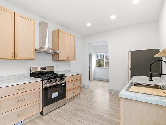 5th image of 2708 Hooker St