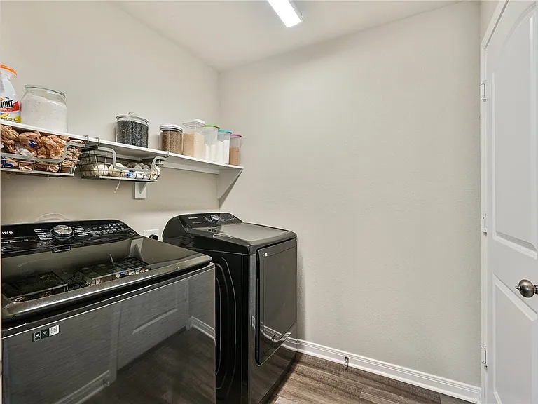4264 Harding Way — Photo 4