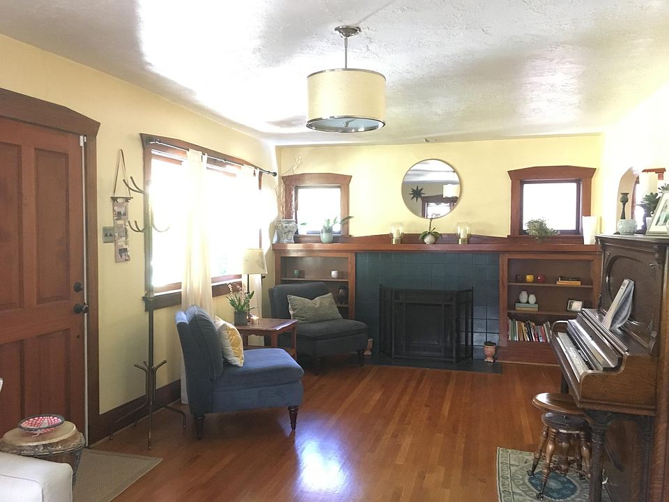 1st image of 1062 E Yale Ave