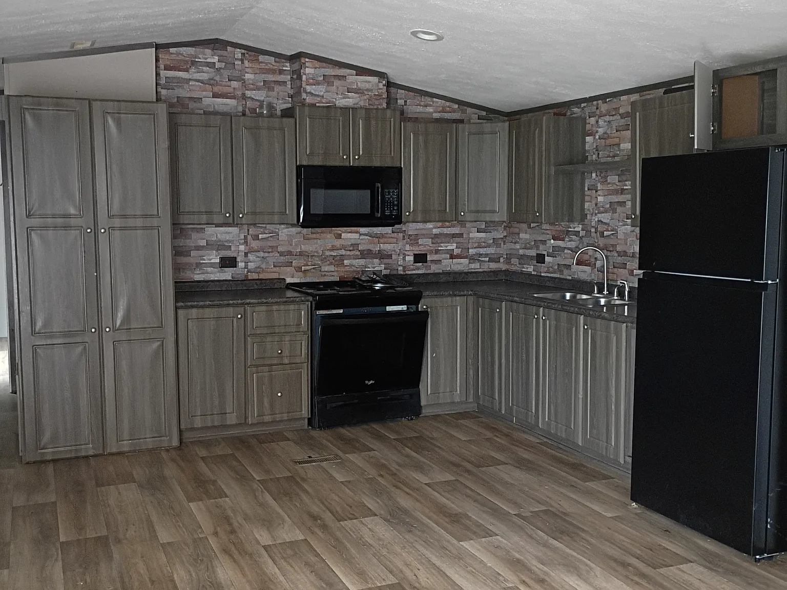 4250 Blount Rd — Photo 1