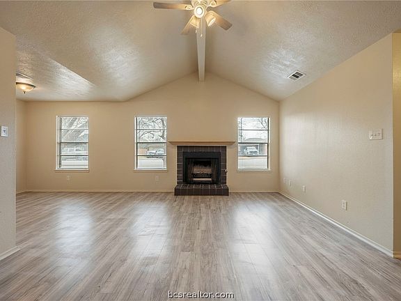 3rd image of 4752 Brompton Ln