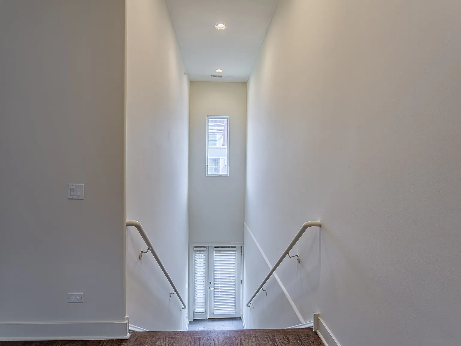 2 bed, 2.0 bath, 2000 sqft, $3,899 — Photo 2