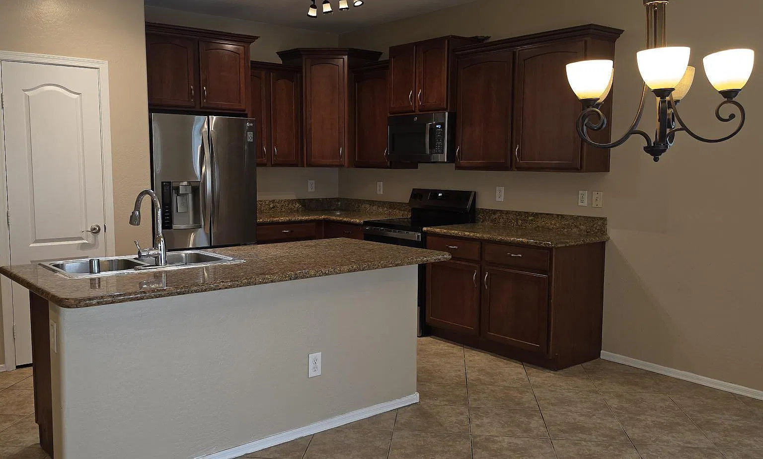5 bed, 3.5 bath, 2764 sqft, $2,800 — Photo 4