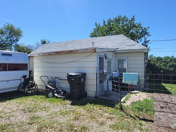 2nd image of 905 Gordon St