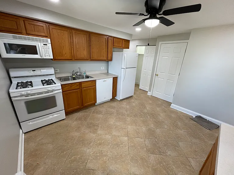 6958 W 65th St #3C — Photo 12