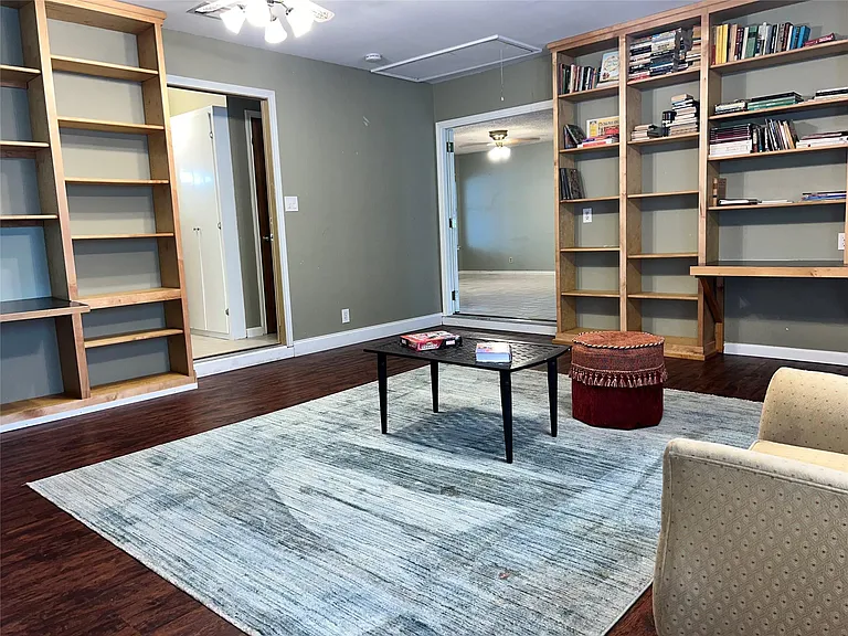 209 Oak Crest Ln — Photo 11