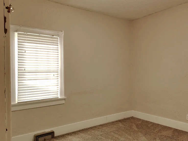 1306 W 3rd St — Photo 4