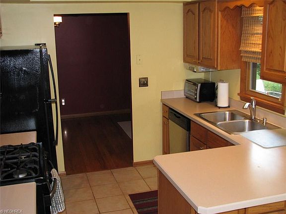 3rd image of 570 Meadowlane Dr