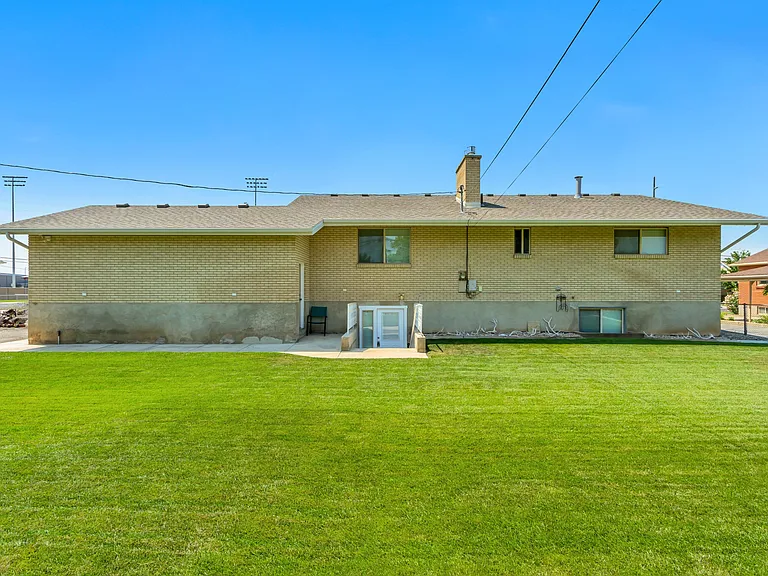 256 N 300 W — Photo 20