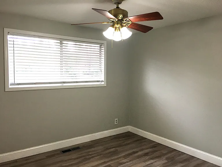 4000 Lakeside Dr — Photo 18