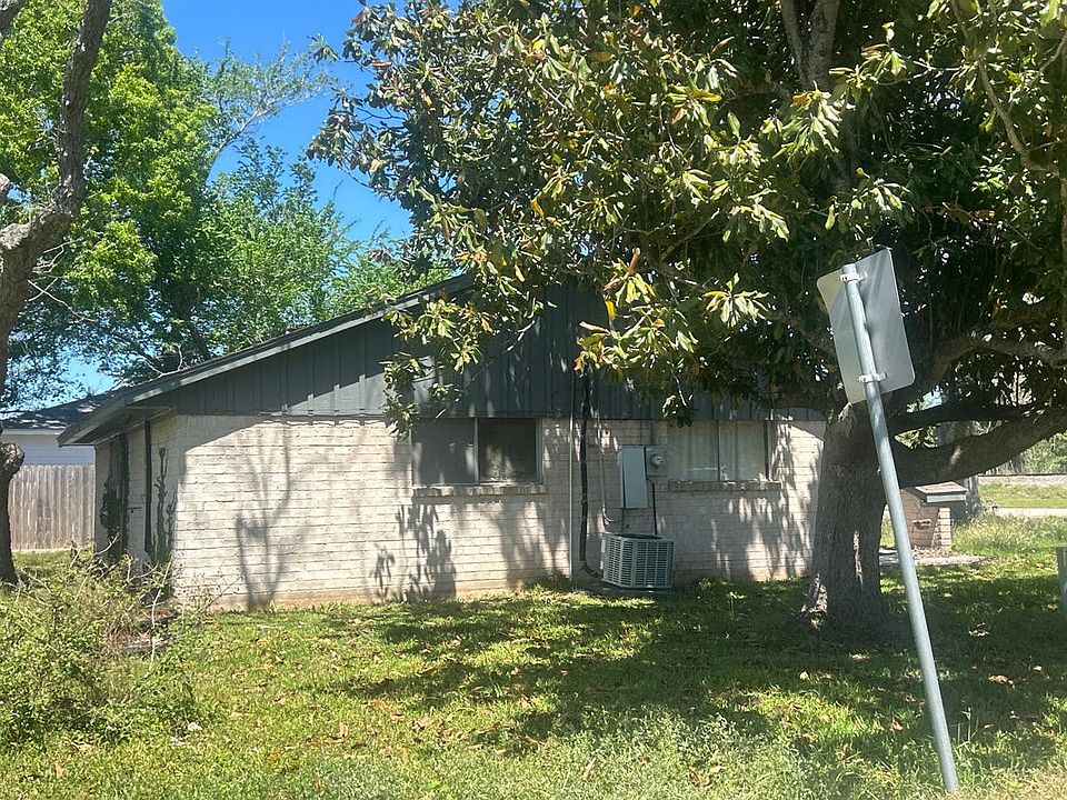1st image of 804 Old Angleton Rd