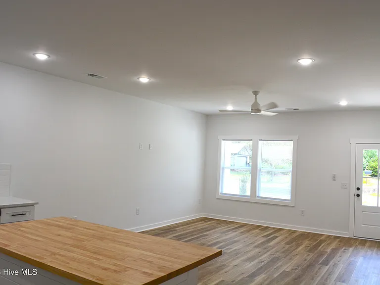 834 Greenwood Ct — Photo 6