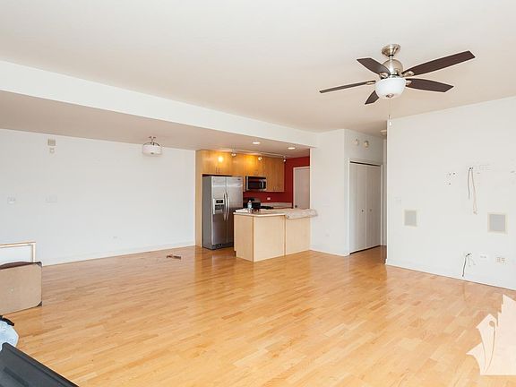 3rd image of 690 N Green St #43674