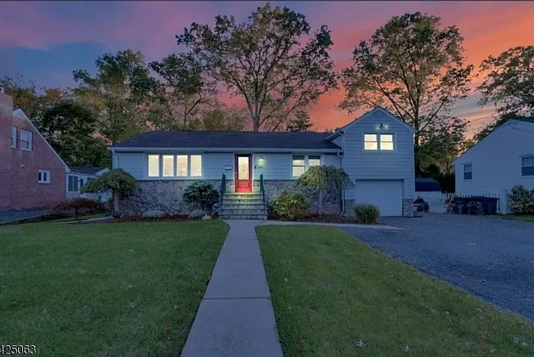 684 Spring Ave — Photo 3