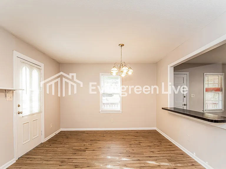 2716 Shaftsbury St — Photo 7