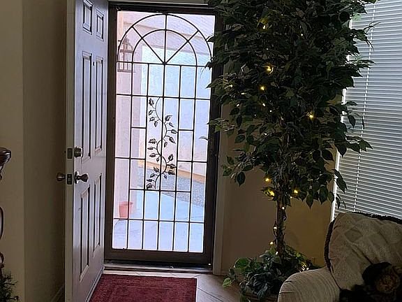 4th image of 942 S Balboa Dr