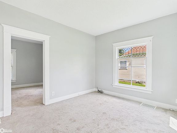 4th image of 209 S 10th St