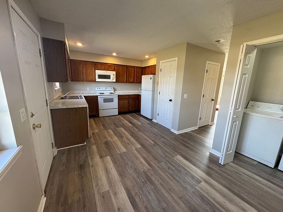 1st image of 904 Southwood Dr APT D