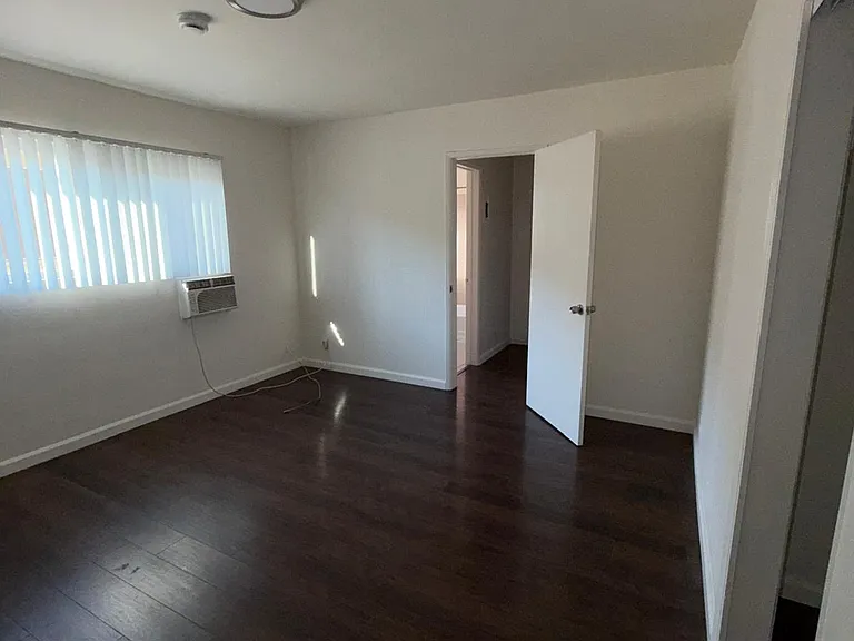 5738 Whitsett Ave. — Photo 10