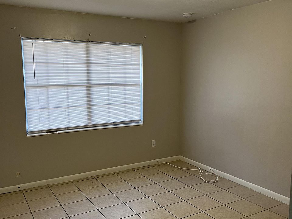 1st image of 1070 SW McFarlane Ave #1