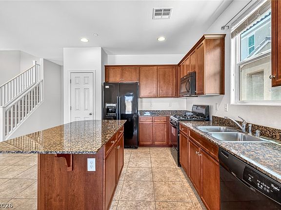 3rd image of 1009 Pebble Lake St