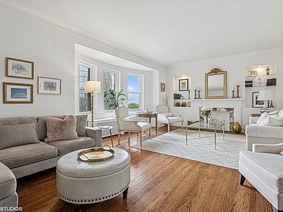 5th image of 431 W Oakdale Ave APT 8D