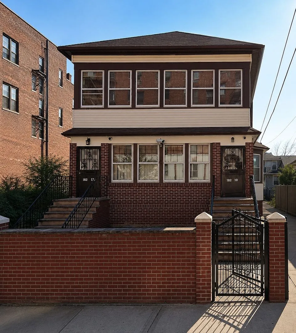 Fully Renovated, spacious 4-Bedroom Residence in the Heart of Jamaica Downtown, Queens — Photo 1