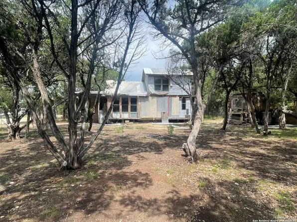 1004 SCENIC DR, Bandera, TX 78003