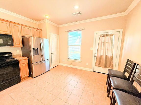 Large Kitchen with new appliances.