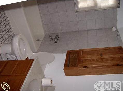 15500 Keeler-bathroom.jpg