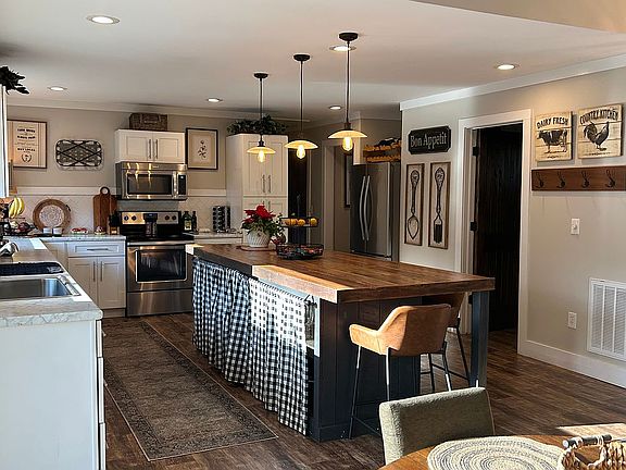 Main kitchen w/ 10 ft island