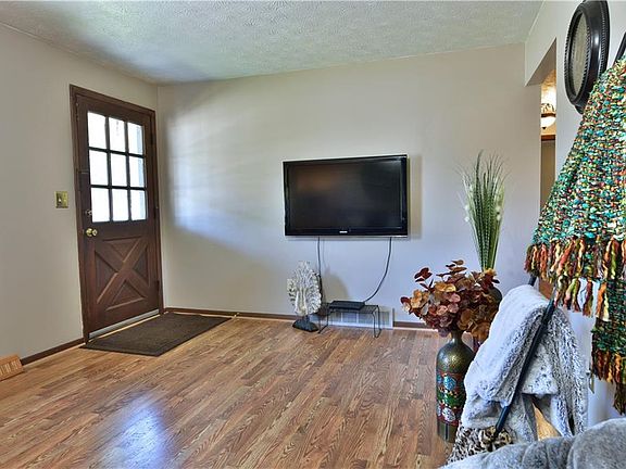 5th image of 3666 Oakview Dr