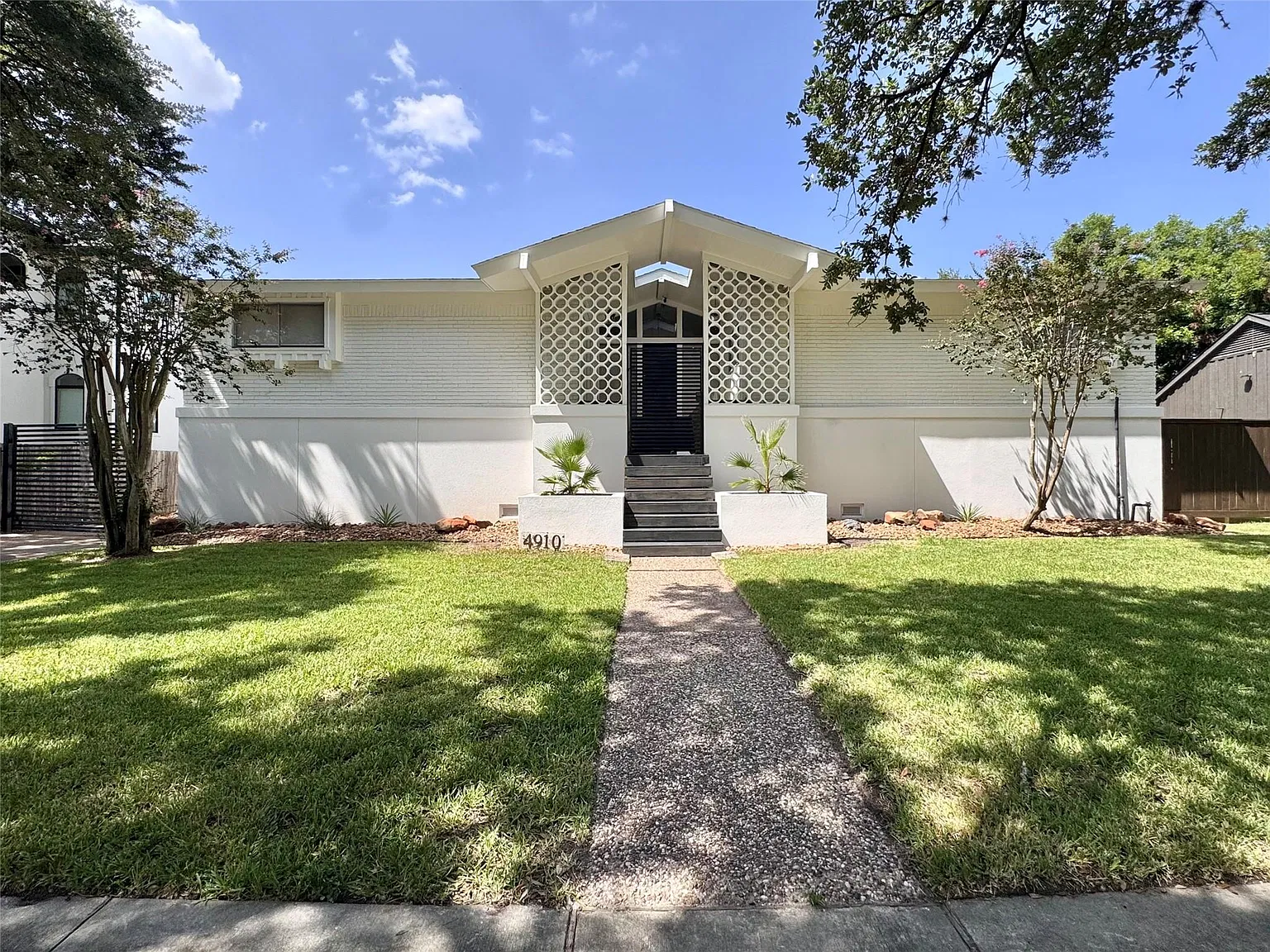 4 bed, 2.5 bath, 2600 sqft, $3,650 — Photo 1
